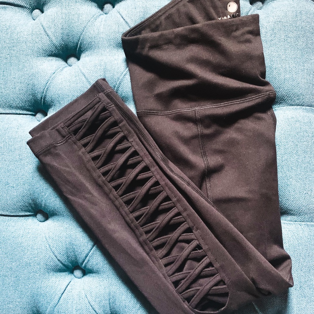 Yogalicious criss cross yoga leggings. Size Small.